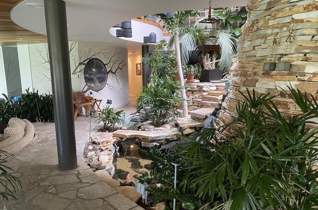 カルガリー Roundhouse Grotto Bed & Breakfast エクステリア 写真